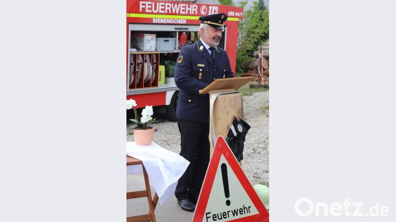 Kreisbrandrat Fredi Weiß betont vor dem neuen Fahrzeug die Wichtigkeit auch der kleinen Feuerwehren. mfh