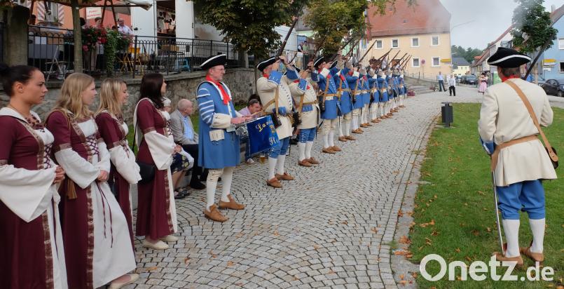 Salut für die Flosser Kirwa. Am Kirchweihsonntag wird traditionell auf dem Marktplatz zum Frühschoppen eingeladen. le