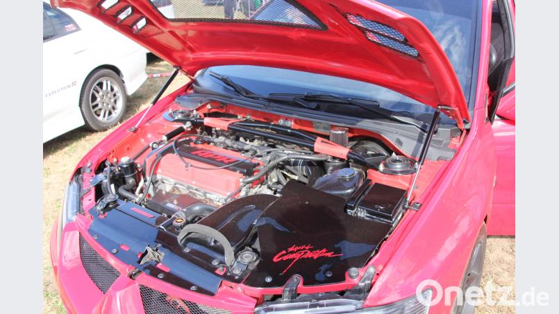 Ein fein herausgeputzter Motorraum. kro