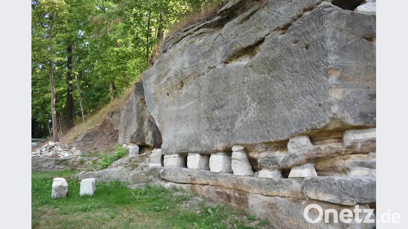 Stützpfeiler wurden als Sicherung bei den Sandsteinfelsen eingebracht. rgr