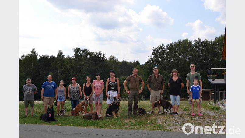 Hundeobmann der Kreisgruppe Vohenstrauß des Bayerischen Jagdverbandes Roland Bäumler (links) hat die Vierbeiner auf die Hundeprüfung vorbereitet. Ute Ehebauer (Zweite von rechts), die Regierungsbeauftragte für das Hundewesen nahm die Prüfung ab. gi