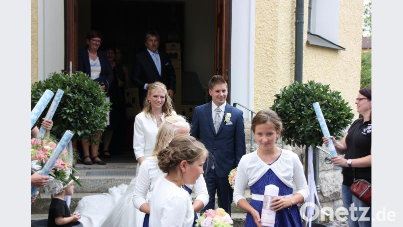 Sichtlich erfreut verlassen die Brautleute Tanja und Stefan Betz die Kirche, wo sie von einem großen Spalier der Vereine empfangen werden. flt