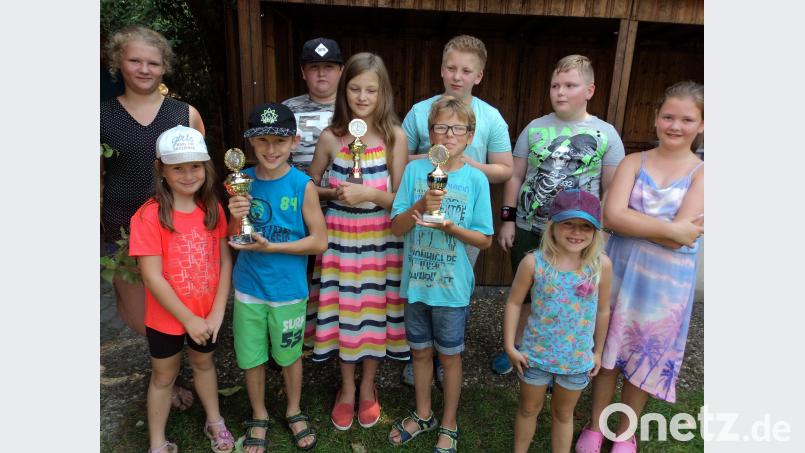 Die Sieger beim Geschicklichkeitsspiel (mit Pokal von links) Daniel Brunner, Maxime Ahlers und Andreas Burkhard, mit weiteren Teilnehmern. ksi