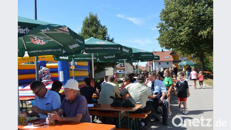 Unter schattigen Schirmen ließ es sich aushalten beim Brunnenfest des GOV Muschenried. bej