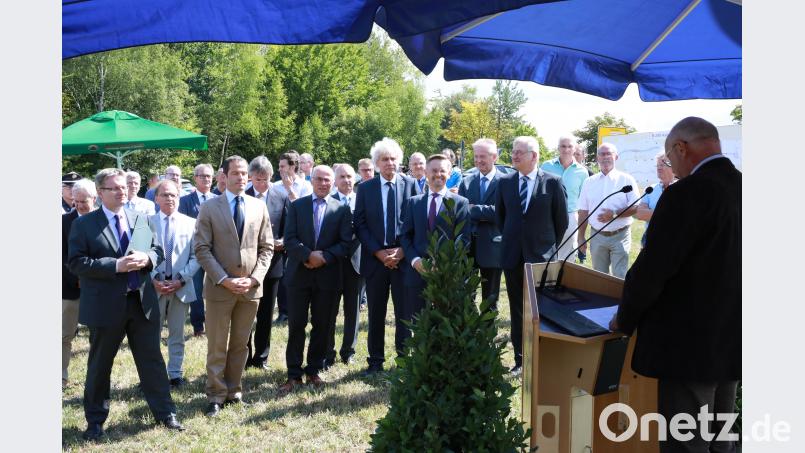 Henner Wasmuth, Leiter des Staatlichen Bauamts Amberg-Sulzbach (rechts), spricht von einem Kompromiss, der zusammen mit dem Naturschützern gefunden worden sei. njn