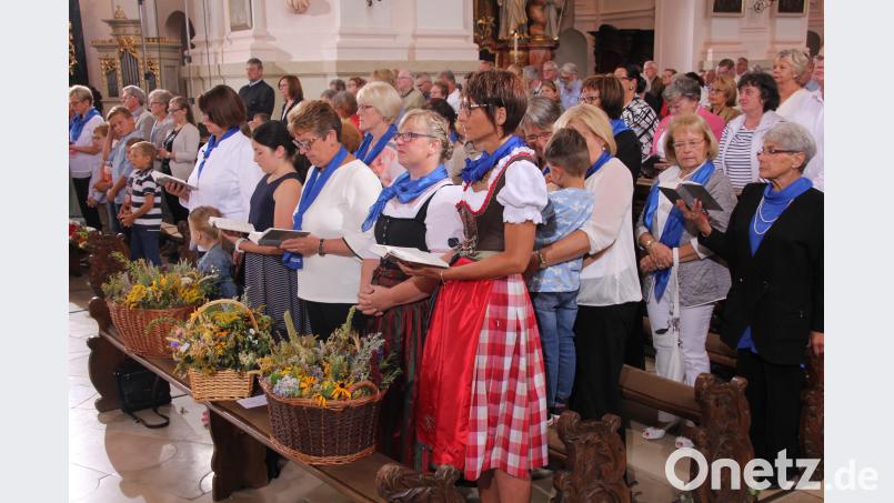Festlich gekleidet verfolgen Mitglieder des Katholischen Frauenbundes Waldsassen den Fernsehgottesdienst, der live übertragen wird. kro