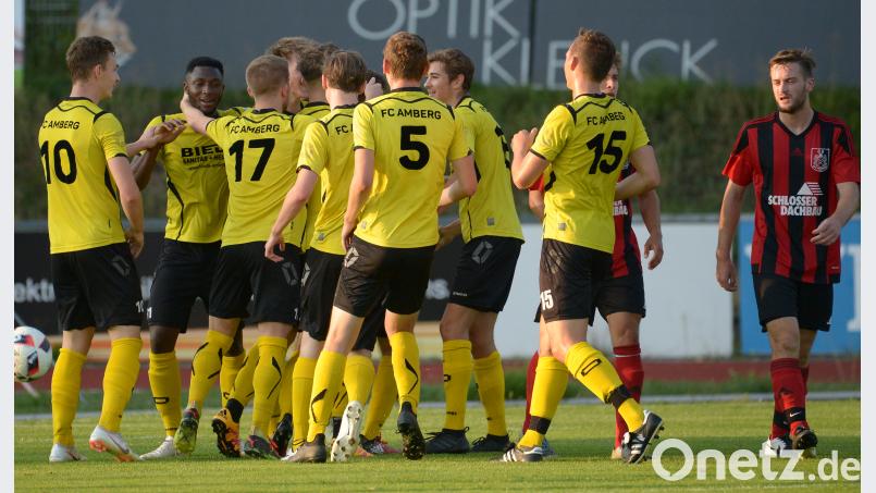 Mit 1:0 gewann der FC Amberg (links) am Feiertag gegen den SSV Paulsdorf. ref