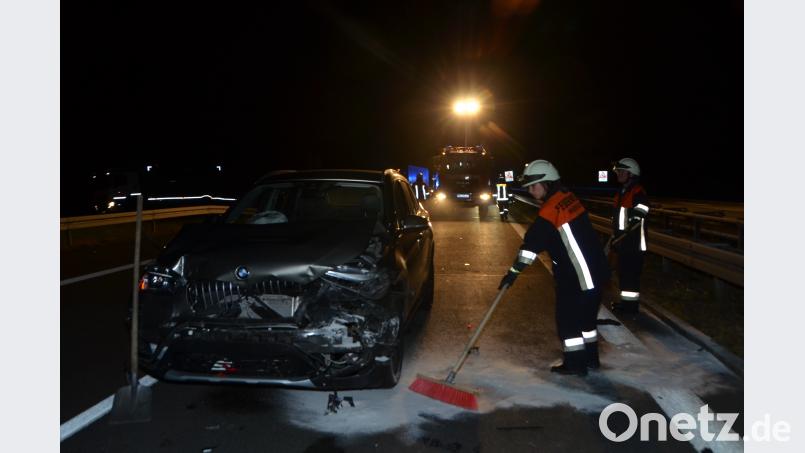 Bei einem Verkehrsunfall bei der Anschlussstelle Waidhaus entstanden am Dienstagabend rund 40 000 Euro Sachschaden. Verletzt wurde aber niemand. Feuerwehrleute aus Waidhaus banden die auslaufenden Betriebsstoffe und reinigten die Fahrbahn. dob