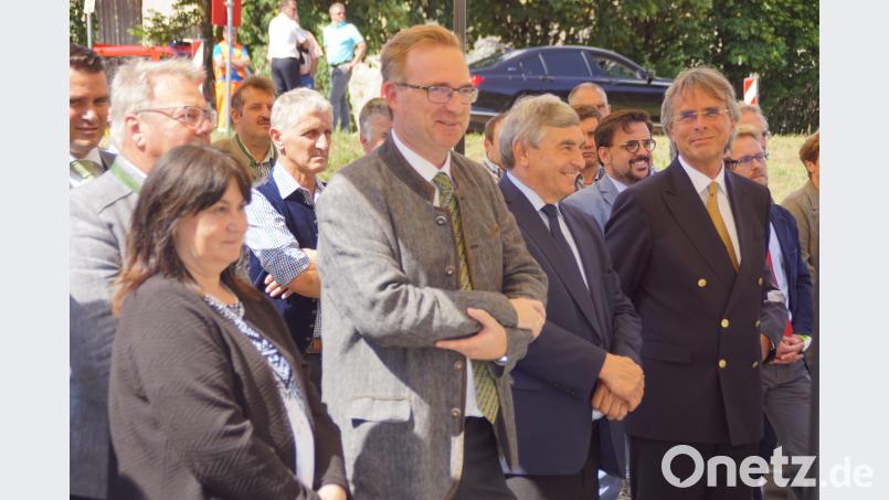 Regierungspräsident Axel Bartelt, MdB Karl Holmeier und MdL Alexander Flierl (von rechts) waren beim Spatenstich zum Ausbau des Teilstücks der Staatsstraße 2159 zwischen Schönsee und Gaisthal dabei. Links Schönsees Bürgermeisterin Birgit Höcherl, dahinter Zweiter Bürgermeister Josef Irlbach und Landrat Thomas Ebeling. mmj