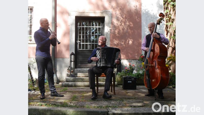 Die Leidenschaft für die Klezmermusik bringt das österreichische Trio beim Sommerkonzert in Wurz beeindruckend zum Ausdruck. Sandra Blass-Frisch