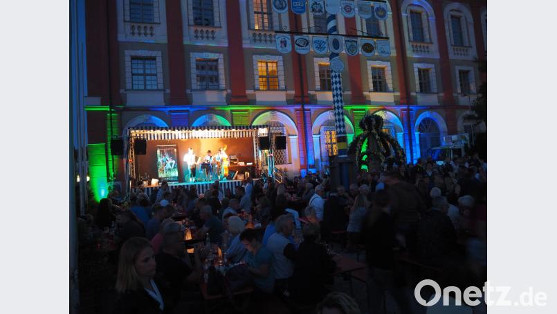 Atmosphäre, Spezialitäten, Wetter, Musik und die Kulisse des Stadtplatzes. Beim Zoiglfest zur 800-Jahr-Feier der Stadt passt alles. krb