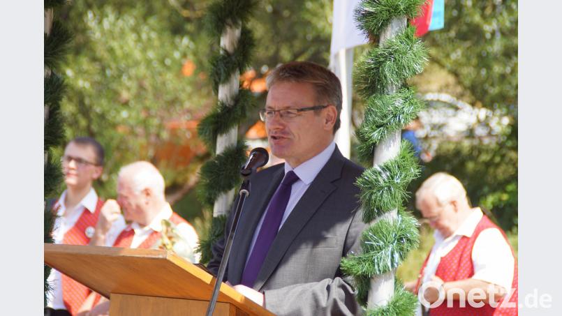 Verkehrsstaatssekretär Josef Zellmeier bei seiner Festansprache beim Spatenstich zum Ausbau der Staatsstraße zwischen Schönsee und Gaisthal. mmj
