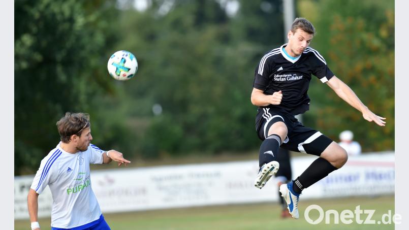 Manfred Widegger (links) vom FC OVI-Teunz springt dem Ball entgegen, Bastian Dütsch (SpVgg Schirmitz) bleibt nur die Zuschauerrolle. Schirmitz kam gegen den Bezirksligaaufsteiger über ein 1:1 nicht hinaus und wartet damit nach fünf Spieltagen weiter auf den ersten Sieg. Alfred Schwarzmeier