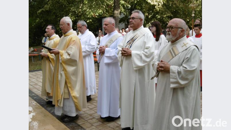 Georg Lindner, Richard Sellmayer, Dieter Gerstacker und Anton Fütterer waren mit Pfarrvikar Christian Breitschaft und Ruhestandsgeistlicher Hans Peter Heindl am Altar. mma