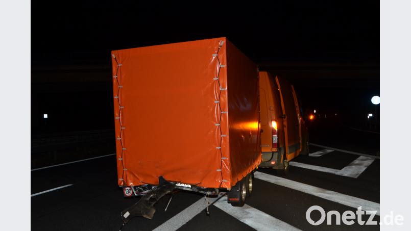 Bei einem Verkehrsunfall bei der Anschlussstelle Waidhaus entstanden am Dienstagabend rund 40 000 Euro Sachschaden. Verletzt wurde aber niemand. Der BMW X 1 fuhr auf einen Renault-Transit mit Doppelachs-Anhänger auf. dob