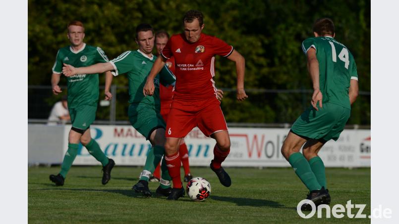 Der Raigeringer Johannes Pfab (rot) wird vom Wernberger Spielertrainer Christian Most (links daneben) gestört. Nach dem 2:1-Erfolg gegen den SV Raigering bleibt die Most-Elf weiter Tabellenführer in der Bezirksliga Nord. ham