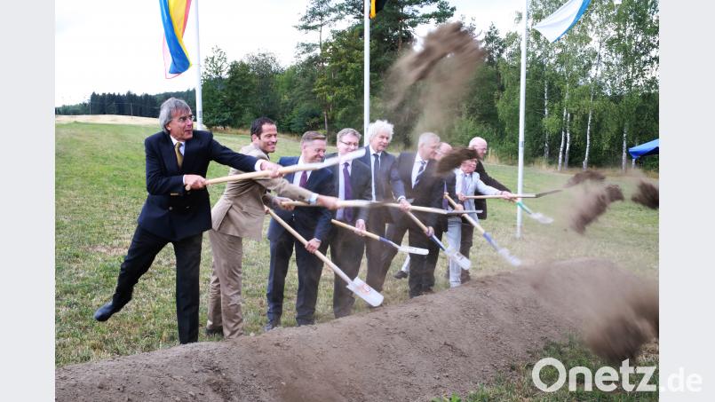 Spatenstich zum Ausbau der B 299 am Hessenreuther Berg mit (von links) Regierungspräsident Axel Bartels, Bundestagsabgeordnetem Albert Rupprecht, Landtagsabgeordnetem Tobias Reiß, Staatssekretär Josef Zellmeier, Landrat Wolfgang Lippert, Erbendorfs zweitem Bürgermeister Johannes Reger, stellvertretendem Landrat Albert Nickl aus Neustadt/Waldnaab, Pressaths Rathauschef Werner Walberer und Bauamtsleiter Henner Wasmuth. njn