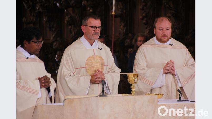 Den Festgottesdienst in der Basilika zelebriert Stadtpfarrer Thomas Vogl (Mitte) mit den Pfarrvikaren Pater Marianus (links) und Markus Hochheimer (rechts). kro