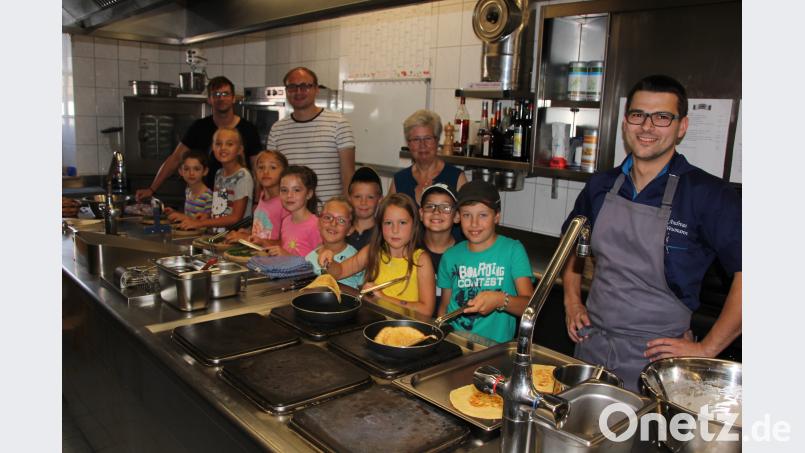 Schmackhafte Brotzeiten selbst gemacht, dies zeigte Koch Andreas Neumann (rechts) den Kindern, die von Wolfgang Pötzl, Markus Wenisch und Anni Kreuzer (von links) unterstützt wurden. kro
