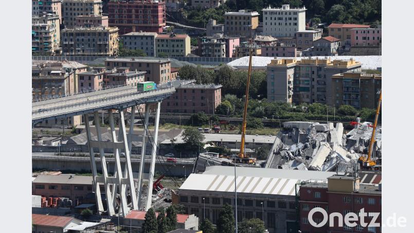 Mit Baggern und Kränen werden Trümmerteile einer teilweise eingestürzten Brücke weggeräumt. Zheng Huansong/Xinhua/dpa