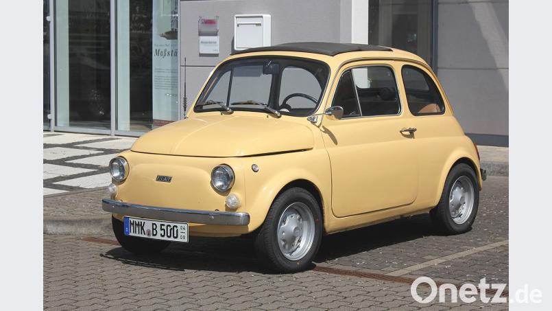Die Ersatzteilbeschaffung dürfte schwierig sein. Ein Fiat 500, Jahrgang 1971 - nur in schwarz -, ist in Vohenstrauß angefahren worden. Lothar Spurzem