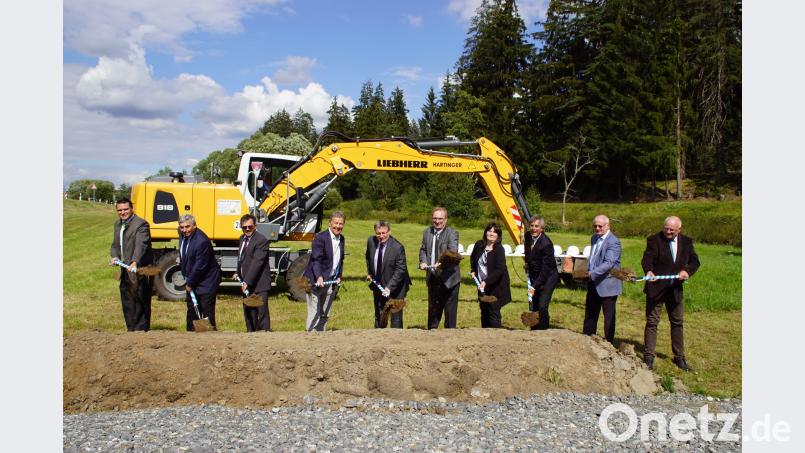 Vor den Beginn des Straßenausbaus der symbolische Spatenstich mit (von links) Landrat Thomas Ebeling, MdB Karl Holmeier, Bürgermeister Manfred Dirscherl (Weiding), MdL Joachim Hanisch, Staatssekretär Josef Zellmeier, MdL Alexander Flierl, Bürgermeisterin Birgit Höcherl (Schönsee), Regierungspräsident Axel Bartelt, Altlandrat Volker Liedtke, Leitender Baudirektor Henner Wasmuth. mmj