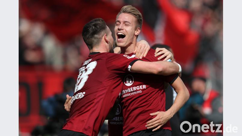 Nürnbergs Mittelfeldspieler Ondrej Petrak (rechts) freut sich auf die Begegnung an diesem Samstag gegen den SV Linx im DFB-Pokal-Wettbewerb. Bild: Daniel Karmann/dpa agentur_dpa