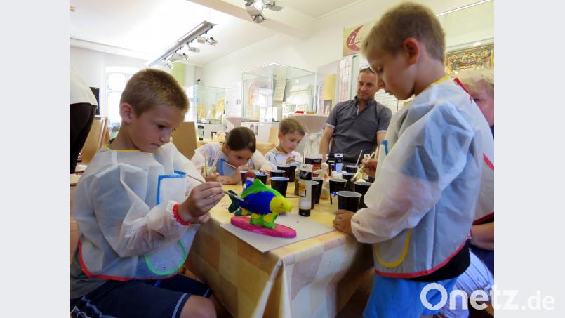 Florian (links) hat sich beim Bemalen seines Karpfens viel Mühe gegeben. ubb