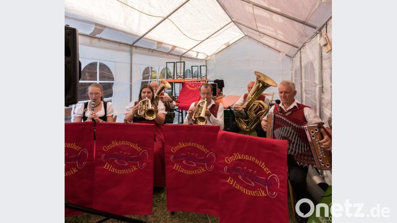 Musikalisch untermalt wurde der Festbetrieb unter anderem von der Blaskapelle aus Großkonreuth. dtr
