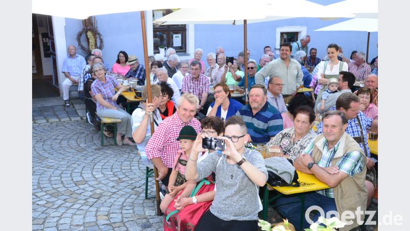 Schon vor Beginn des Musikantentreffs gibt es im Schafferhof keinen freien Platz mehr. bey