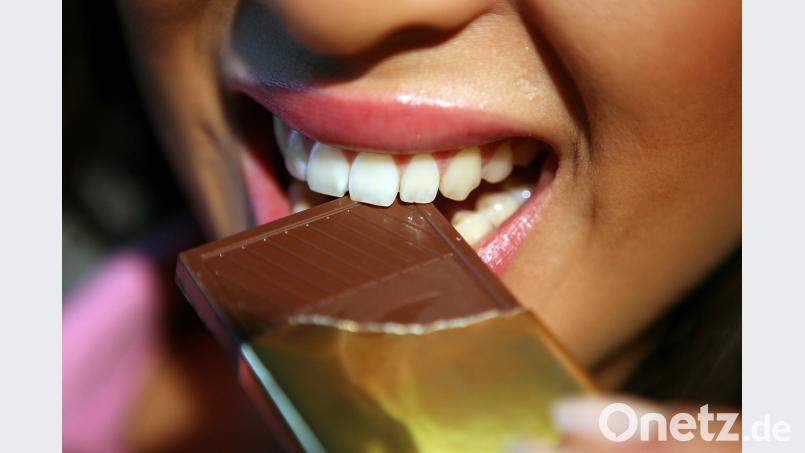 Die Confiserie Seidl aus Laaber (Kreis Regensburg) ruft einige Produkte zurück. Möglicherweise sind Glassplitter in Schokolade, Kürbiskernen oder einer Backmischung. Symbolbild: Oliver Berg/dpa