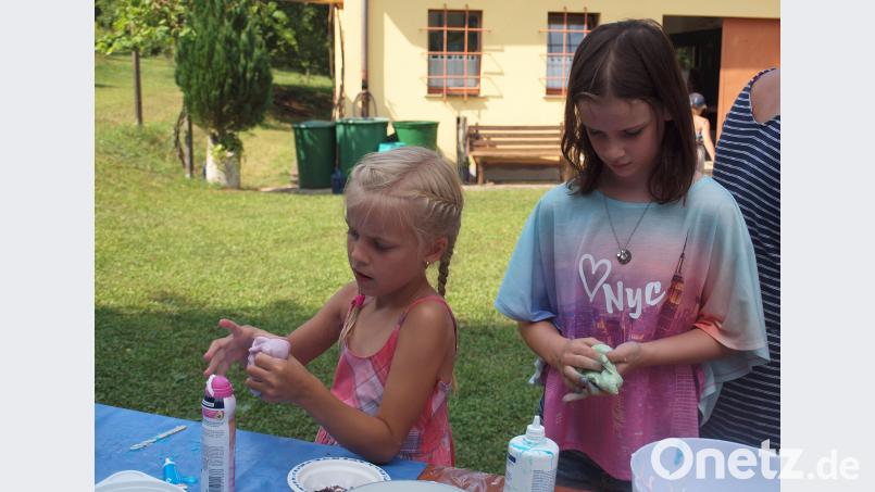 Aus Speisestärke, Duschgel, Lebensmittelfarbe und einem Spritzer Öl stellten die Kinder Knetseife her. sön