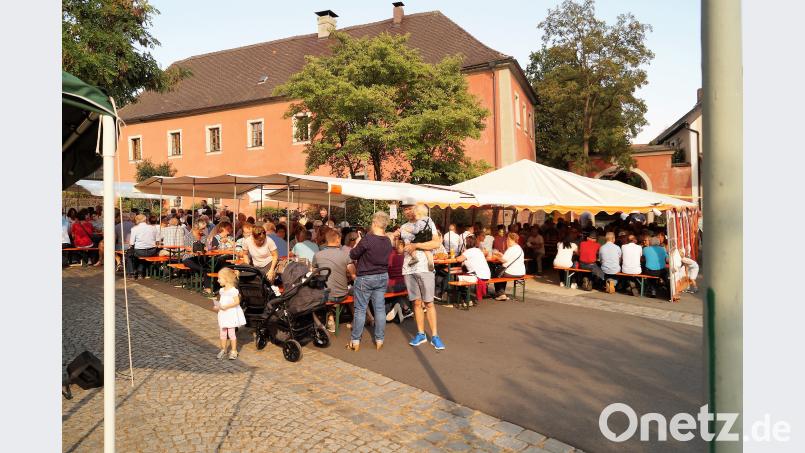 Beim Dorffest in Püchersreuth sind schon bald nach der Eröffnung alle Plätze belegt. arw