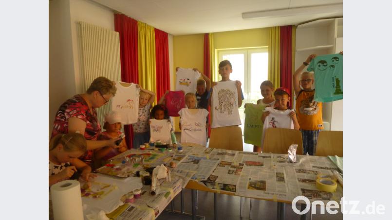 Die kleinen T-Shirt-Designer führen stolz ihre Kreationen vor. fz