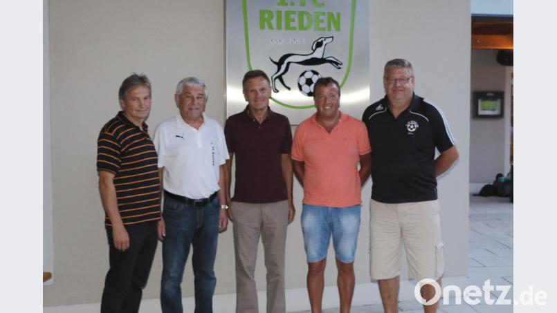 Für ihre Treue zum Förderverein des 1. FC Rieden sind von stellvertretenden Bürgermeister Josef Weinfurtner (von links) ausgezeichnet worden: Gründungsmitglied und Präsident Gotthard Färber, Gründungsmitglied Manfred Theis, Norbert Hauser und Peter Graf. riw