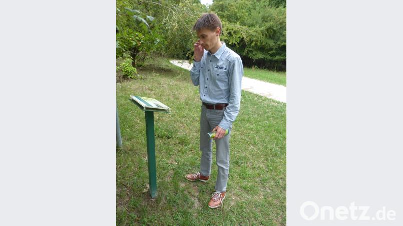 Arjen de Wit, Geschäftsführer des Naturparkverbands Bayern, an einer Audio-Station am landeskundlichen Rundweg am Ammerbach. Naturpark Hirschwald