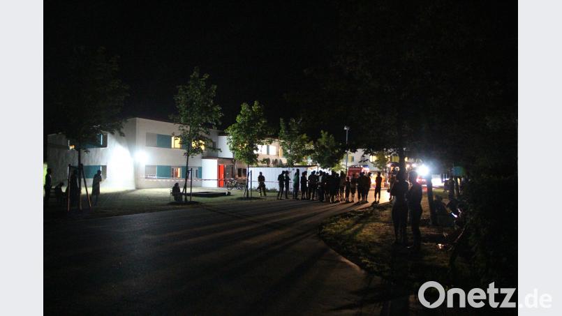 Ein 19-Jähriger verschüttet Benzin in einer Asylbewerberunterkunft in Abensberg und zündet es anschließend an. Rund 100 Personen mussten evakuiert werden. Alexander Auer