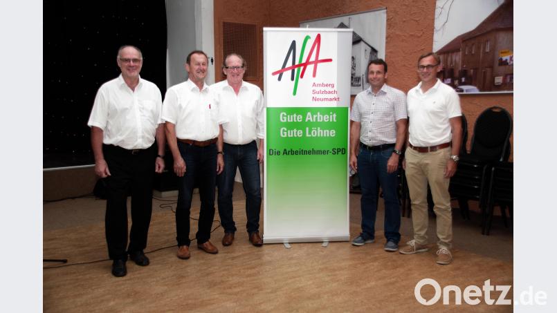 Mit sozialpolitischen Themen konfrontiert (von links) der AfA-Unterbezirksvorsitzende Karl-Heinz König die Landtags- und Bezirkstagskandidaten Richard Gaßner, Armin Rüger, Uwe Bergmann und Peter Danninger. müb