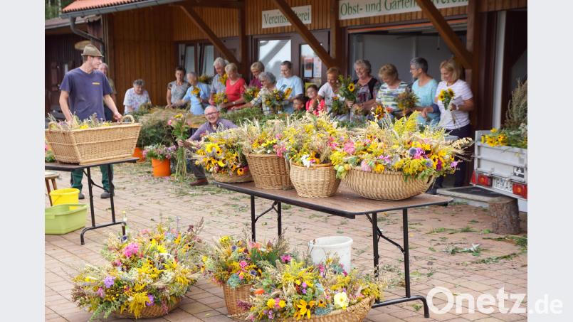 Gut ein Dutzend Sträuße bindet jeder der Helfer bei der Aktion des Obst- und Gartenbauvereins, zu der die Verantwortlichen erstmals unters Vordach des Vereinsheims eingeladen haben. bkr