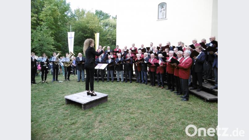 Jana Müller dirigierte die Männerchöre und die Musiker von JL Brass. mma