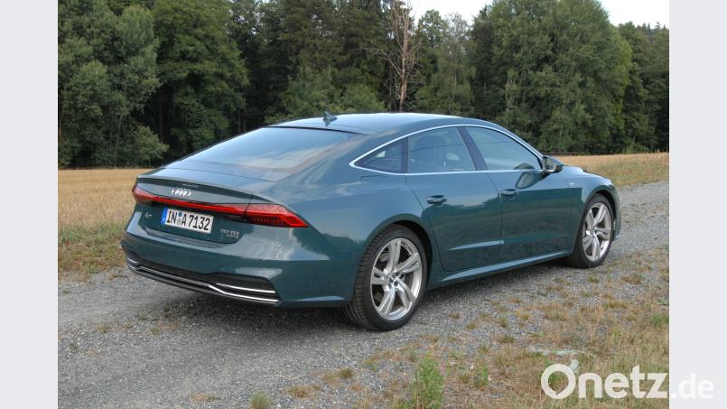 Auf annähernd fünf Meter streckt sich das große Audi-Coupé, das auch geschickte Designanleihen beim Audi 100 Coupé der 1970er Jahre nimmt. Der Testwagen trägt die schöne aber teure Individuallackierung Avalongrün Metallic von Audi Exclusive. Michael Ascherl