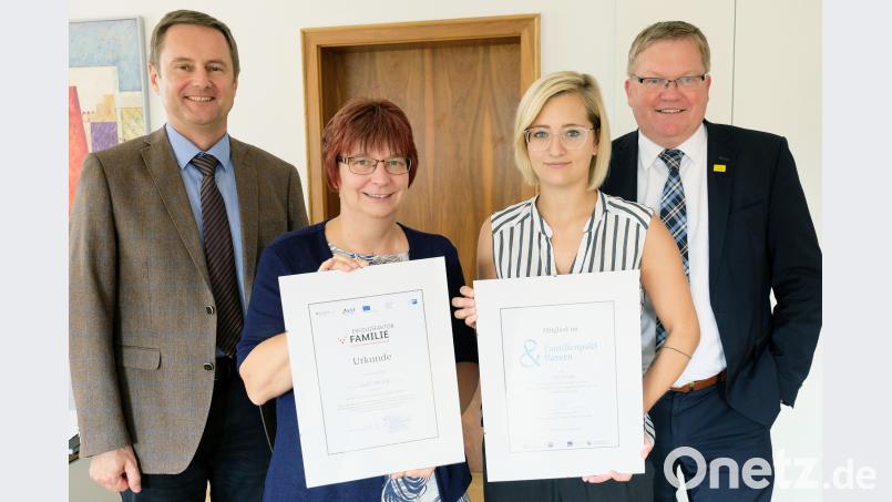 Der für den Personalbereich verantwortliche Referatsleiter Bernhard Mitko, Personalamtsleiterin Renate Preuß, die für die Personalentwicklung zuständige Kerstin Scherl und Oberbürgermeister Michael Cerny (von links) präsentieren die Mitglieds-Urkunden in den Netzwerken „Familienpakt Bayern&quot; und „Erfolgsfaktor Familie&quot;. Bild: Susanne Schwab, Stadt Amberg