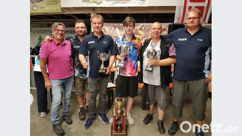 Der Dartchef Martin Bauer gratuliert Karlheinz Wirsing zum 3., Maximilian Nixdorf zum 1. und Thomas Zimmerer zum 2. Platz (ab 2.v.r.). Den Glückwünschen schließen sich zweiter Vorsitzender Thomas Bösl und Bürgermeister Reiner Gäbl (v.r.) an. gz