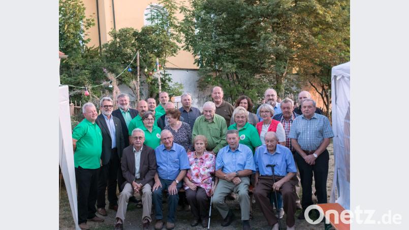 Bei der Ehrung der Gründer und der langjährigen Mitglieder von links: Ludwig Gradl, OWV-Chef Armin Meßner und Bürgermeister Josef Schmidkonz am Vereinsheim vor der St. Martinskirche. dtr