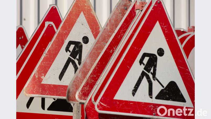 Ab Montag, 20. August wird die Schillerstraße in Weiden halbseitig gesperrt. Die Sanierung dauert voraussichtlich bis Ende Oktober. Sebastian Kahnert/dpa