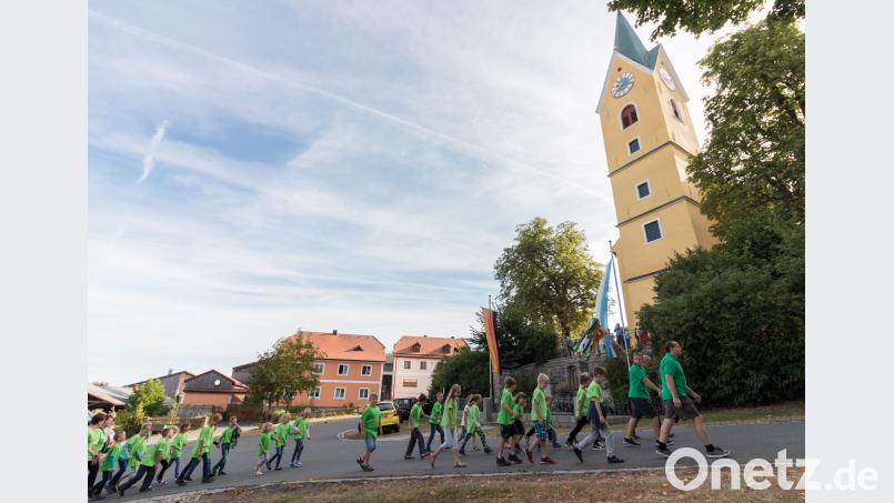 Der Kirchenzug lief seine traditionelle Runde vorbei am Vereinsheim, um den Dorfteich bis in die St. Martinskirche. dtr