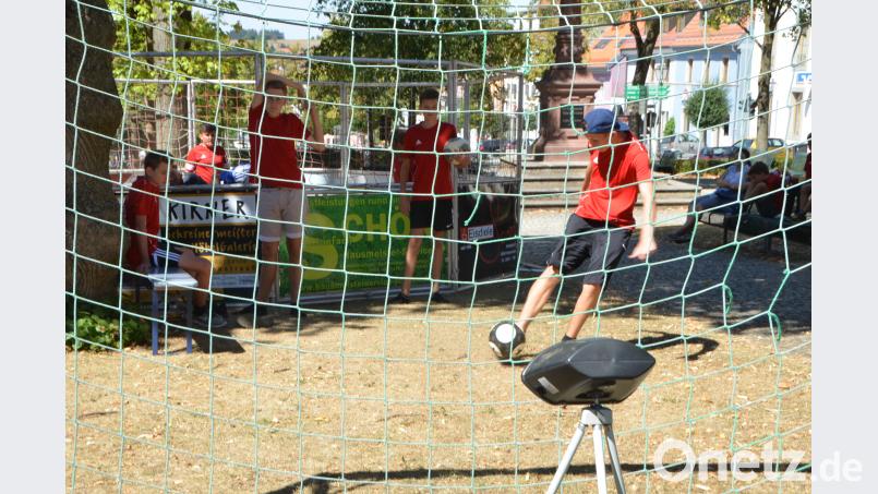 Wer hat die beste Schusskraft in den Beinen. Eine Torschuss-Messanlage liefert wichtige Daten beim Feriensprogramm im Rahmen des Altstadtfestes der Spielvereinigung. dob