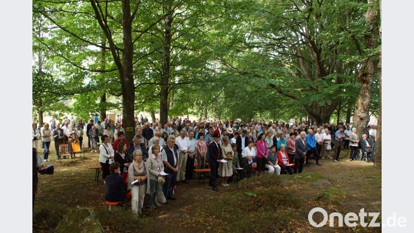Die Teilnehmer am Festgottesdienst am Kalvarienberg. mmj