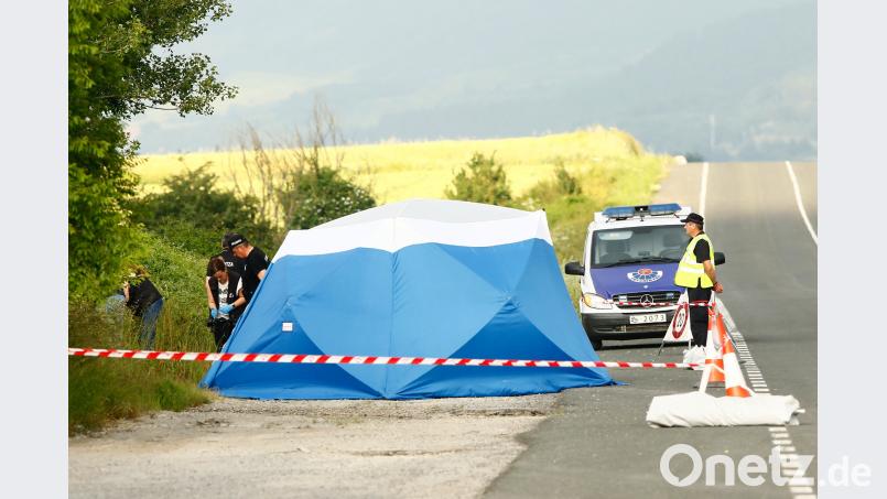 Polizisten sichern am Fundort der Leiche von Sophia L., nahe der Autobahn bei Asparrena in Spanien, Spuren. Jesus Andrade/El Correo/dpa