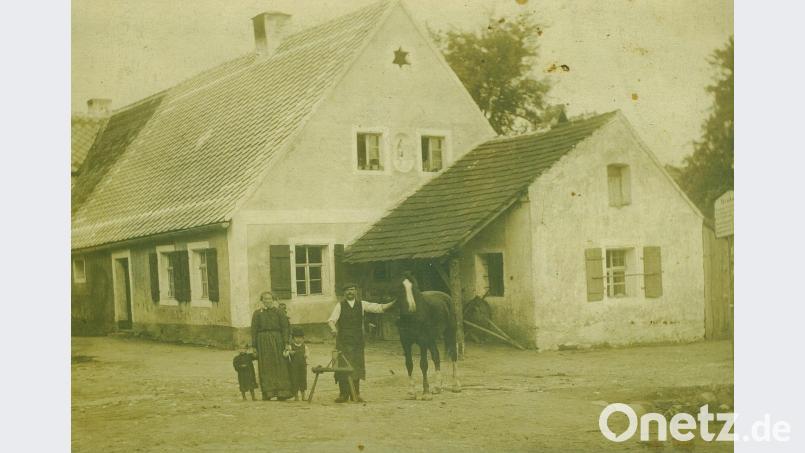 Die Familie Post vor der Schmiede in Neudorf. Es ist die älteste erhaltene Aufnahme des Betriebs. Wann sie gemacht wurde ist nicht bekannt. exb